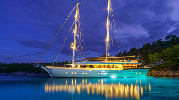 Sailing yacht SON DE MAR